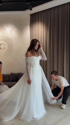 Wedding Dresses Midsize Bride Mermaid Dress, Off Shoulder Winter Wedding Dress, Off White Bridal Dress, Pearls And Wedding Dress, Wedding Dress Ideas For Petite Women, Wedding Dress Chic Classy, Elegant Wedding Dress Shoulder, Off Sleeve Wedding Dress, Minimal Glam Wedding Dress