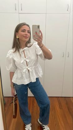 White Gauze Button Down Outfit, Flowy Button Up Shirt Outfits, White Tie Top Outfit, Jean Top Outfits, Looks Adidas, Linen Style Fashion, London Outfit, Effortless Outfit