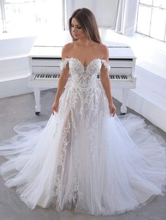 Blue by Enzoani Wedding Dress Blue by Enzoani: Natsuko Princess Bride Dress, Blue By Enzoani, Tulle Wedding Dresses, Boho Bridal Gowns, Pretty Wedding Dresses, Cute Wedding Dress, Applique Wedding, Dream Wedding Ideas Dresses, Bridal Party Dresses