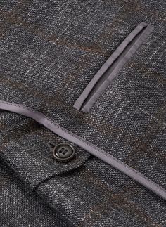 Crafted from a luxurious blend of wool, silk and cashmere from Italy, this plaid soft jacket is a stylish alternative to a classic solid sport coat. It's cut with a natural shoulder and constructed with a half-lined interior for relaxed wear. Detailed with a notched lapel, barchetta chest pocket and teardrop buttonholes, and finished with a hand-tacked lapel pin and genuine Italian horn buttons. Italian Horn, Collegiate Style, Mens Sport Coat, Soft Jacket, Golf Shoes Mens, Womens Golf Shoes, Vests Mens, Sport Coats, Small Accessories