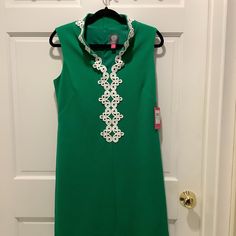 Green Sleeveless Dress Sleeveless Shift Midi Dress For Work, White Shift Sleeveless Dress, White Sleeveless Shift Dress, Elegant Sleeveless Shift Midi Dress, Elegant Green Shift Mini Dress, Elegant Knee-length Shift Sleeveless Dress, Green Sleeveless Dress, Green Shift Dress, Vince Camuto Dress