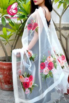 White Suit With Coloured Dupatta, Hand Painted Organza Sarees, White Organza Saree With Floral Embroidery, Organza Hand Painted Saree, Organza Dupatta Hand Painted, Handpainted Dupattas Organza, Painted Dupatta, Painted Leather Purse, Tunic Kurti