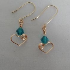 These brass wire wrapped earrings are sparkly and look lovely against the skin.  The turquoise bead  is a great fit with the brass wire.  Ear wires are non-tarnish brass. Wire Earrings Diy, Heart Beaded Earrings, Wire Wrap Earrings, Bead Heart, Wire Jewelry Earrings, Ear Drop, Wire Wrapped Stone Jewelry, Diy Jewelry Rings, Wire Jewelery