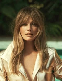 #HOBVISION - The perfect spring hair inspo via icon Margot Robbie. A light honey brown, meets dark blonde hair, creates the perfect sunkissed brunette hair colour for the warmer weather. Paired with wispy curtain bangs, and subtle layers, reminiscent of 70s hair icon Jane Birkin. The perfect cool but cute hairstyle to try this season. Save this pin as hair inspo for your next hair appointment. Brown Hair With Curtain Bangs, Brunette Hair Colour, Sunkissed Brunette Hair, Blonde Hair With Fringe, Light Honey Brown, Sunkissed Brunette, Margot Robbie Hair, Fine Hair Bangs, Wispy Curtain Bangs