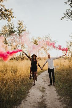 Gender Reveal Shooting, Baby Gender Reveal Announcement, Gender Reveal Photo Shoot, Gender Reveal Pictures, Gender Reveal Photography, Pregnancy Announcement Photoshoot, Gender Reveal Announcement, Gender Reveal Photos, Pregnancy Gender Reveal