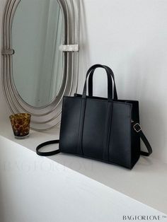 An elegant and classy black bag for everyday look, to complete your outfit#bag #black #fashion #ootd Uni Bag, Statement Handbag, Diy Bag Designs, Minimalist Bag, Elegant Bags