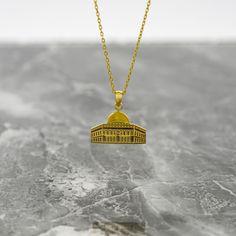 Chérissez votre foi avec notre collier islamique présentant un superbe design Masjid Al Aqsa . Ce collier pendentif musulman , fabriqué en argent sterling 925 plaqué or 18 carats , allie élégance et durabilité. Le collier chaîne en argent ajoute une touche de sophistication, ce qui en fait un bijou islamique idéal à porter au quotidien ou pour des occasions spéciales. Fabriqués à la main avec une attention méticuleuse aux détails, ces bijoux religieux islamiques constituent une expression signif Islamic Necklace, The Dome Of The Rock, Islamic Jewelry, Dome Of The Rock, Wedding Map, Jewelry Showcases, Islamic Wall Art, Religious Jewelry, Silver Chain Necklace