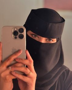 Niqab Outfit, Al Qur'an Photography, Qur'an Photography, Black Abaya, Bff Quotes Funny, Hijab Niqab, Hijab Fashionista, Muslim Couple, Muslim Couple Photography