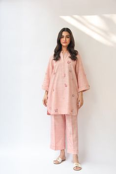 Bazu Design, Kurta Designs Women Casual, Pakistani Kurti Designs, Desi Casual, 3 D Butterfly, Pakistani Kurta Designs, Hijab Styling, Embroidered Butterflies, Co Ords Outfits