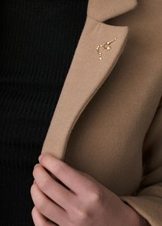 Style simple jackets with elegant pins for an extra touch of personality. Elegant Brooch Pin, Broches Aesthetic, Brooch Aesthetic, Aquarius Constellation, Pin Fashion, Suit Pin, Collar Pin, Jacket Pins, Nickel Plating