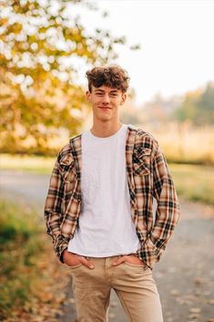 Outdoor Senior Picture Ideas, Outdoor Senior Photography, Senior Pictures Outfits, Outdoor Senior Pictures, Portraits Outdoor, Senior Portraits Male, Kalispell Montana, Senior Photography Poses