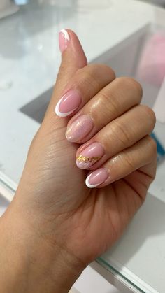 Uñas almendradas cortas en esmaltado semipermanente Almond Shaped Nails Designs, Gold Gel Nails, Uñas Ideas, Cute Gel Nails, Baguio, Elegant Nails, Nail Shapes, Gold Nails, Almond Nails