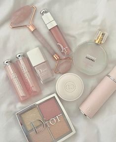 Ice coffee, back to school, fall vibe, fall inspo clothes, fall dinner, coffe, make up, dior, chanel, rare beuty, inspo meakup, clean girl Trucco Glam, Dior Lip Glow, Makeup Bag Essentials, Smink Inspiration, Pink Lifestyle, Favorite Makeup Products, Chanel Beauty