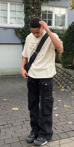 Black Cargo Men Outfit, Black Cargo Pants Outfit Men Streetwear, Black Cargo Pants Outfit Street Style Men, Cargo Pants Outfit Men Streetwear, Black Cargo Pants Outfit Street Style, Singapore Fits, Black Cargo Pants Outfit Men, Men Cargo Pants Outfit, Cargo Outfit Men