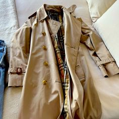 Great Condition Burberry Trench, Too Big On Me. From What I’ve Read The Tag Is Pre 1995. About Calf Length On Me And I’m 5’7 Vintage Burberry Trench Coat, Trench Coat Vintage, Burberry Trench, Burberry Trench Coat, Coat Vintage, Burberry Jacket, Vintage Burberry, Raincoats For Women, 80s Vintage