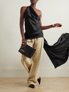 TOVE's Spring '24 collection is defined by fluid fabrics and feminine shapes. Showcasing both, this 'Shiloh' top is made from lustrous silk-satin that drapes over your frame and has a chic one-shoulder neckline. The open back and flowing train evoke the collection's sensual elegance. Long Top Outfit, Silk Top Outfit, Androgynous Style, Italy Style, Dress Guide, Top Les, Draped Top, Satin Top, Photoshoot Outfits