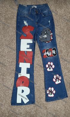 Senior Jean Jacket, Hoco Pants Ideas, Summer Wallpaper Phone, Spirit Pants, Senior Jeans, Jeans Custom, Graduation Caps