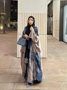 Saudi Abaya Aesthetic, Khaliji Abaya, Saudi Outfit, Hijab Fashion Inspiration Abayas, Abaya Outfit Ideas, Khaliji Style, Hijabi Abaya