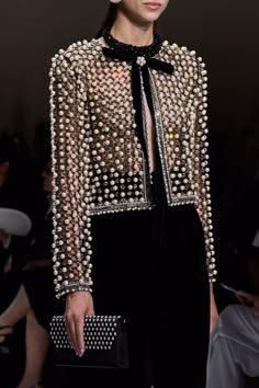 Giorgio Armani Prive Fall Winter 2024/25 Fashion Show Armani Prive 2024, Runway Details, Modest Dresses Casual, Feminine Fashion, Special Clothes, Armani Prive, Fall Winter 2024, Pearl Collection