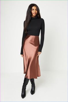 Silk Midi Skirt Outfit, Satin Midi Skirt Outfits, Slip Skirt Outfit, Silk Skirt Outfit, Skirt Outfit Fall, Satin Skirt Outfit, Satin Slip Skirt, Chique Outfit, Midi Skirt Outfit