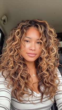 Caramel All Over Hair Color, Fall Curly Hair Color Highlights, Fall Hair Colors For Curly Hair, Curly Hair Fall Color Ideas, Curly Light Brown Hair With Highlights, Fall Curly Hair, Curly Balayage Hair, Curly Cut, Highlights Curly Hair