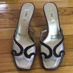 Nwt Prada Vintage Heels Size 7.5 Color - Purple Questions? Leave A Comment Below! Vintage Prada Shoes, Boho Heels, Prada Vintage, Embroidered Heels, Black Patent Leather Pumps, Floral Heels, Brown Leather Heels, Black Leather Pumps, Vintage Heels