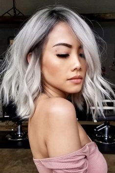 Balayage Blonde Medium, Platinum Lob, Balayage Hair Brunette Short, Lob Styles, Silver Hair Color Ideas, Bob Length, Flattering Haircuts, Lob Styling, Bold Women