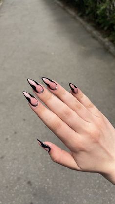 Siyah Nail Art, Black And White Nails Aesthetic, Nail Art Black French, Nails Art Black And White, Maddie Nails, Almond Nails Aesthetic, Boss Nails, Black And White Nail, Aesthetic Nail