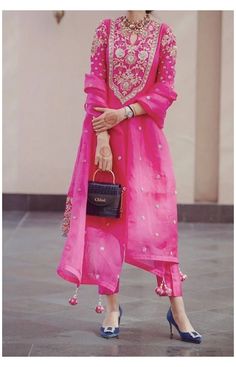 Orang India, Indian Designer Suits, Newly Wed, Salwar Designs, Gaun Fashion, Pakistani Dresses Casual, Salwar Kamiz, Traditional Indian Outfits, Kurti Designs Party Wear