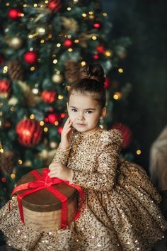 Kids Christmas Dress, Christmas Family Photoshoot, Christmas Outfit Ideas, Trendy Christmas Outfits, Christmas Mini Sessions