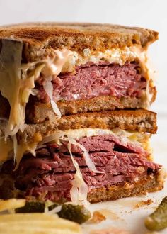 a corned beef sandwich cut in half