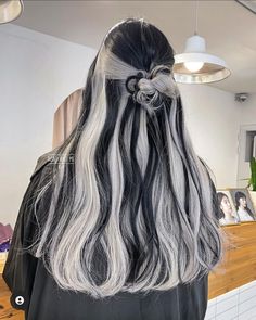 Silver Hair Short, Black And White Hair, Hair Color Streaks, Hair Streaks