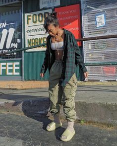 Looks Hip Hop, Slides Outfit, Yeezy Slides, Skater Girl Outfits, Tomboy Outfits, Tomboy Style Outfits, Chill Outfits, Streetwear Fashion Women, Tomboy Fashion