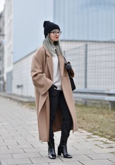 27 Cute Winter Outfits to Wear in the Snow | StyleCasterBack ButtonSearch IconFilter Icon Winter Fashion Outfits For Women, Comfy Winter Fashion, Oversized Camel Coat, Streetstyle Winter, Hm Coat, Winter Outfits Snow, Streetstyle Outfit, Comfy Winter