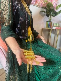 Traditional Kurdish golden chain accessory, Ethnic Body Jewelry, Charms, body chain worn on the shoulder for traditional Kurdish clothing, Kurdish Style Cîlî kurdî newroz Kurdish Jewelry, Kurdish Style, Bridesmaid Gifts Jewelry, Golden Chain, Jewelry Charms, Gold Threads, Bridesmaids Gifts, Gift Item, Body Jewelry