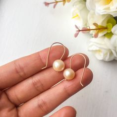 ROSITA Earrings ✨ Simple Freshwater Pearl Earrings with 14K Gold/ Rose Gold Filled/ Sterling Silver • • Pearl size: 9 mm • Drop length: approx. 2 cm • Handmade with 9mm round cream color Freshwater Pearls and 14K gold-filled or Sterling Silver wire. • Dainty & minimal design. Timeless & stylish. A perfect gift & affordable treat. ✨ • 14K gold-filled wire is known for its lasting quality. These earrings will last for decades and are considered lifetime pieces of jewelry. • These earrings won’t ta Moonstone Earrings Gold, Simple Pearl Earrings, Opal Jewelry Necklace, Necklace Drawing, Moonstone Drop Earrings, Kate Spade Jewelry Necklace, Pearl Drop Earrings Gold, Earrings Minimal, Freshwater Pearl Drop Earrings