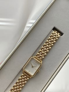 Wrist Watch And Bracelets, Gold Classy Bracelet, Casual Accessories Jewelry, Gold Watch For Ladies, Luxury Woman Watch, Gold Feminine Watch, Gold Bracelet Watches Women, Luxury Watch Women, Small Wrist Watch Women