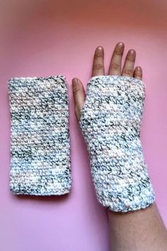 Free crochet moss stitch (or granite or linen stitch) fingerless gloves pattern to keep your hands warm but your fingers free! Crochet Pattern Hand Warmers, Easy Crochet Gloves For Beginners, Crochet Hand Warmers Free Pattern Easy, Fingerless Gloves Crochet Free Pattern Easy, Crochet Hand Warmers Pattern