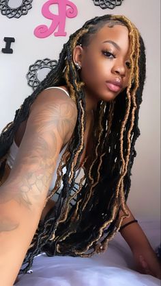 Cute Faux Locs Hairstyles With Color, Faux Locs With Blonde Highlights, Two Color Soft Locs, Soft Locs With Blonde, Faux Locs Black And Blonde, Black And Blonde Faux Locs Hairstyles, Soft Locs With Color In The Back, Soft Locs Blonde And Black, Colorful Faux Locs