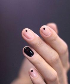 Vogliamo svecchiare la solita manicure di smalto in tinta unita con qualcosa di diverso ma non troppo stravagante? La minimal nail art è il facile fai da te Stars Nails, Dot Nail Designs, Minimal Nails Art, Solid Color Nails, Rose Gold Nails, Dots Nails, Holographic Nails