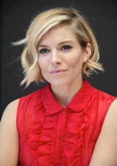 Du willst mehr Volumen in deinen dünnen Haaren? Dann mach's wie Sienna Miller und trage eine dieser vier Frisuren. Beautiful Gray Hair, Long To Short Hair, Short Sassy Hair, Bob Haircut For Fine Hair, Bohemian Hairstyles, Hair Crush, Spring Hairstyles