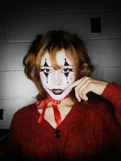 #clowncore #clown #makeup Jester Make Up Halloween, Jester Makeup Ideas, Gory Clown Halloween Makeup, Clowncore Makeup Looks, Halloween Clown Face Paint, Clown Jester Makeup, Cute Clown Makeup Halloween, Scary Clown Makeup Women, Old School Clown Makeup