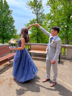 Prom Dresses For Couples, Matching Blue Prom Outfits, Prom Couples Outfits Matching, Prom Inspo Couples, Matching Prom Outfits For Couples, Prom Photo Ideas Couple, Prom Couple Pictures