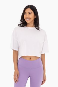 Made from a soft modal blend, this tee features a relaxed and cropped fit, a raw hemline, and drop sleeves for extra room and comfort!Wiktoria is 5'9.5", a size 2, and is wearing an S.50% cotton 50% modal Cute Crewneck, Sports Bra Design, Crz Yoga, Tops Short Sleeve, Crop Top Casual, Workout Crop Top, Casual Athletic, Athletic Running, Yoga Shirts