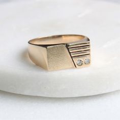 Gold Vintage Jewelry, Couple Ring Design, Signet Rings Women, Promise Rings For Guys, Diamond Signet Ring, Hand Rings, Signet Ring Men