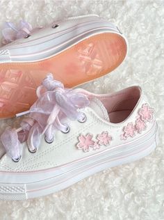 Kawaii Tennis Shoes, Chinese Fashion Street, Shoe Inspo, Floral Shoes, Aesthetic Shoes, Swag Shoes, Slipper Sandals