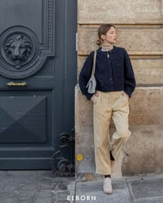 Camille Yolaine Style Winter, Winter Layering Collared Cardigan, Light Academia Cardigan Outfit, Vintage Brown Cardigan For Winter, Minimal Winter Outfit, Tweed Cardigan Outfit Korean, Autumn Outfit, Casual Style Outfits