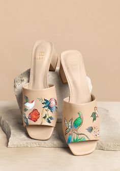 Shoes Content, Hand Painted Heels, Fashion Is Art, Heel Collection, Vintage Sandals, Floral Heels, Beige Heels, Hand Painted Shoes, Floral Collection