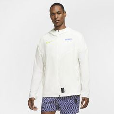 Nike Windrunner A.I.R. Chaz Bear Chaqueta de running - Hombre - Blanco Nike Windrunner Jacket, Toro Y Moi, Clothing Nike, Running Clothing, Nike Windrunner, Windrunner Jacket, Bear Man