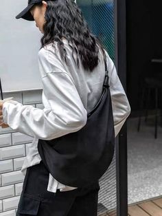 Trendy Black Hobo Bag With Large Capacity, Minimalist Black Hobo Bag For On-the-go, Black Hobo Shoulder Bag For On-the-go, Hobo Bag Outfit, On-the-go Crossbody Hobo Bag With Zipper, Black Hobo Bag With Zipper Pocket For On-the-go, University Bag, Jeanne Damas, Aesthetic Stuff